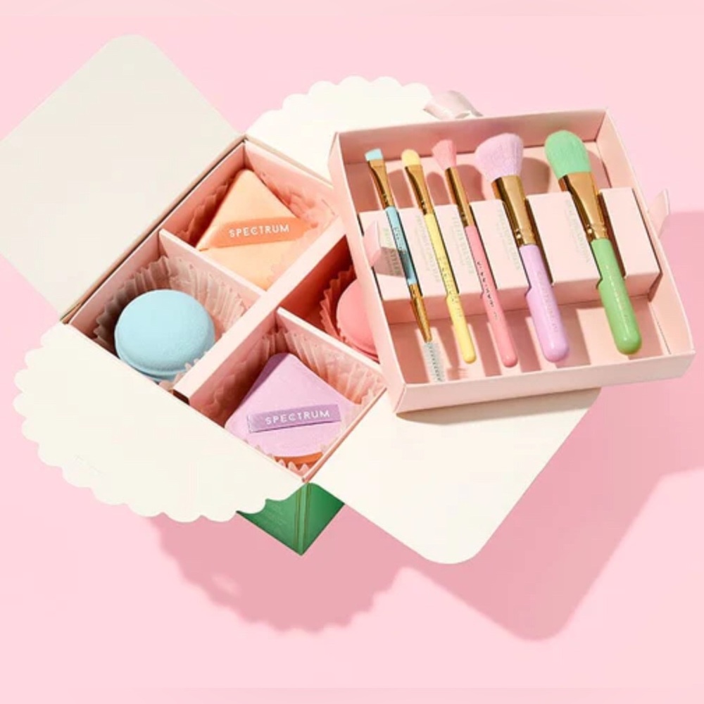 Patisserie Spectrum Limited box with 5 pastel brushes and macaron shaped sponges